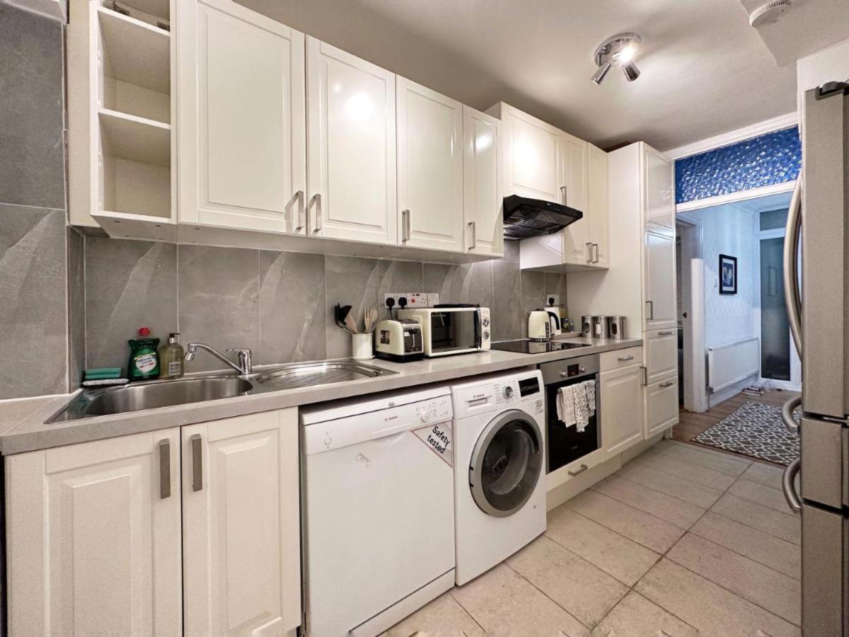 Charming 3-Bedroom Family Home Londen Buitenkant foto